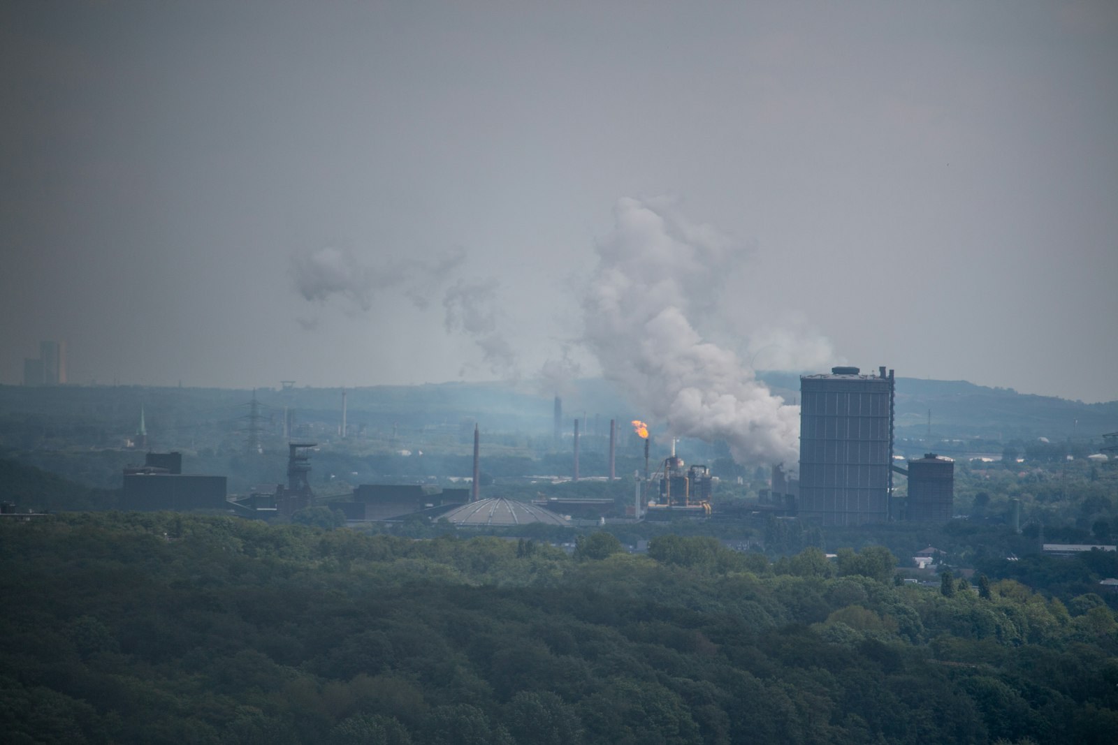 Industrielandschaft des Ruhrgebiets im Dunst
