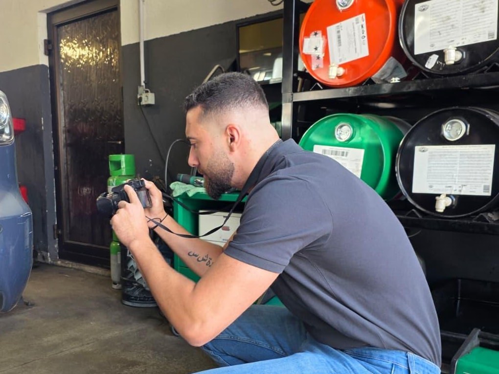 Josha Schumacher fotografiert einen Fahrzeugschaden für die Dokumentation